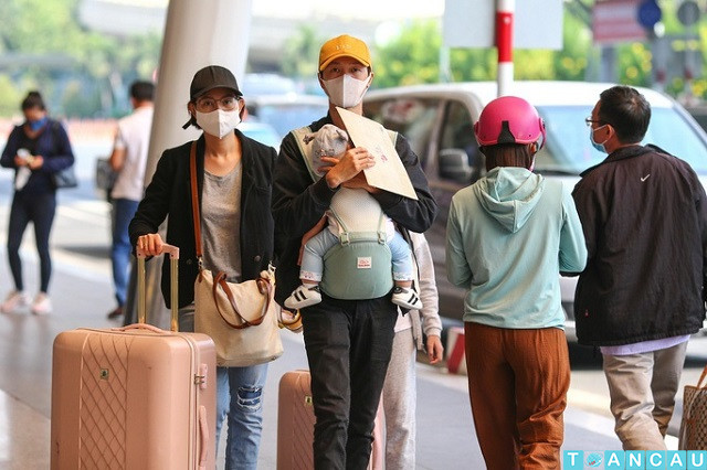 Hành khách cần lưu ý mang khẩu trang đúng cách khi đến sân bay để đảm bảo an toàn